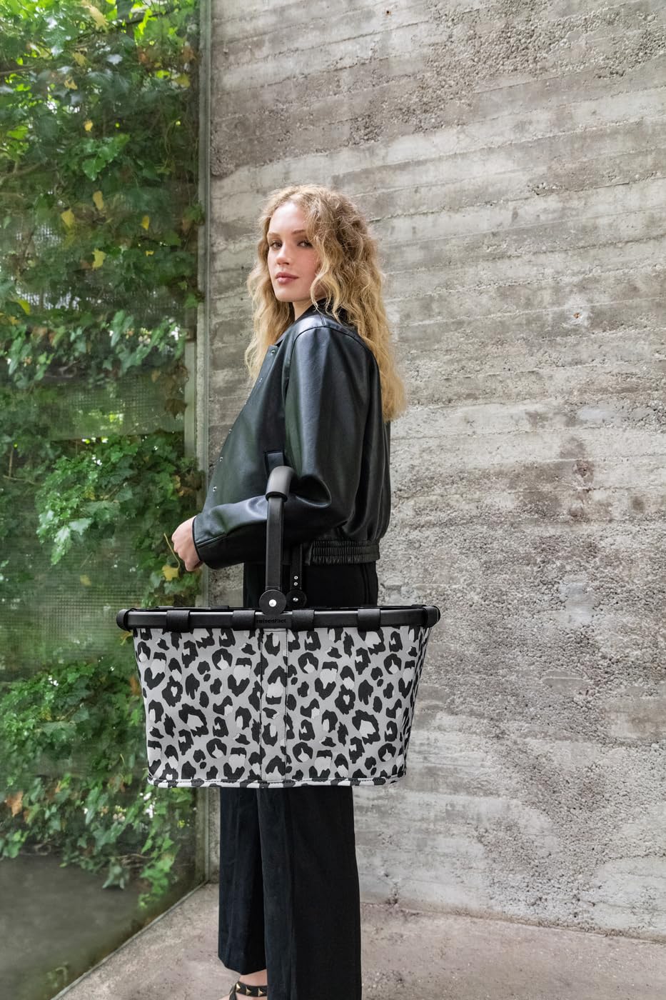 reisenthel carrybag Frame Leo Nero - Stable Shopping Basket with Inner Pocket, Polyester